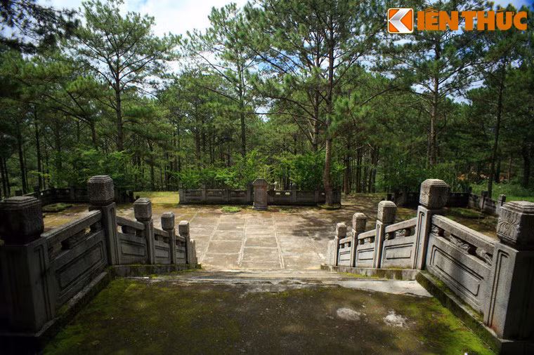 Trước lăng mộ là sân tế rộng, có thành lan can bao quanh.