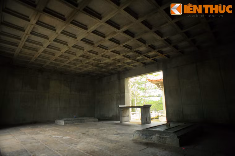 Bên trong lăng, hai ngôi mộ của ông bà Nguyễn Hữu Hào được làm bằng bằng đá xanh cao khoảng 30 cm, nằm hai bên một hương án cũng bằng đá xanh đặt chính giữa.