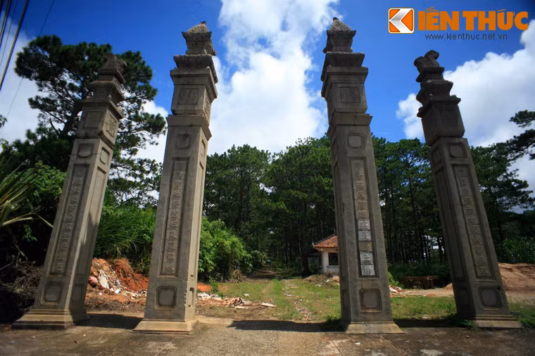 Lăng Nguyễn Hữu Hào được chính Nam Phương Hoàng hậu xây dựng năm 1939 trên một ngọn đồi cao ở phía Tây Nam thành phố Đà Lạt. Cổng lăng nằm dưới chân đồi, là trụ biểu gồm 4 trụ thẳng đứng trang trí hoa sen và chó ngao và đề tự 2 cặp câu đối do Nam Phương Hoàng Hậu đề tự.