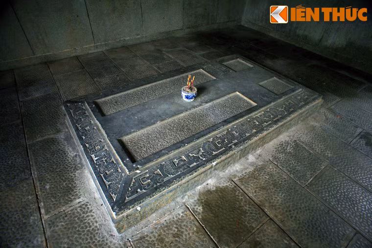 Hai ngôi mộ đều được chạm khắc tinh xảo với hình tượng thập giá của đạo Thiên Chúa ở trung tâm.