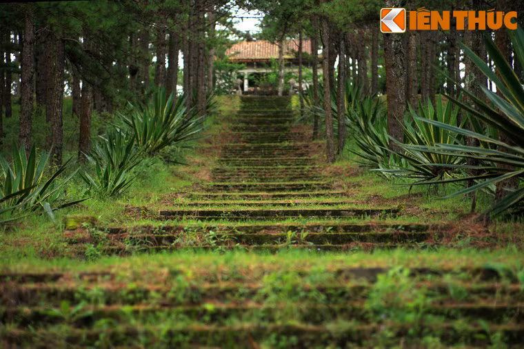 Đường lên lăng gọi là nhất chính đạo (con đường duy nhất lên lăng) gồm 36 bậc, cứ cách 9 - 13 bậc sẽ có một chiếu nghỉ.