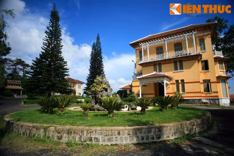 Dinh thự này nguyên là của Quận công Nguyễn Hữu Hào, một điền chủ giàu có nổi tiếng ở đất Gò Công - cha đẻ của Nam Phương Hoàng Hậu. Sau một thời gian sinh sống tại đây, ông đã tặng lại dinh thự này cho con gái mình.