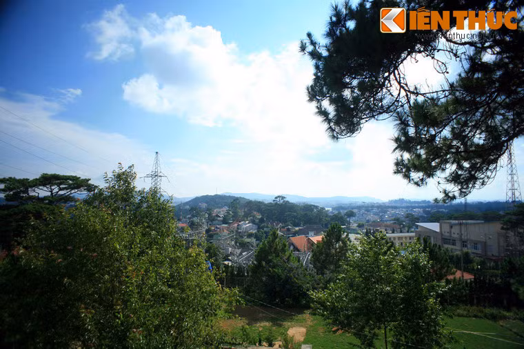 Quang cảnh Đà Lạt nhìn từ cửa sổ phòng Nam Phương Hoàng Hậu.