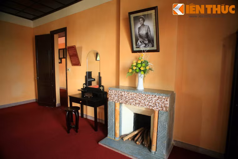 Một góc khác trong phòng của Nam Phương Hoàng Hậu với bàn trang điểm của bà bên chiếc lò sưởi làm bằng đá hoa cương đưa về từ châu Âu.