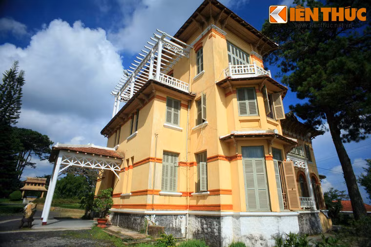 Theo lời kể của người dân Đà Lạt thì trong thời kì Dinh 3 chưa được xây dựng, Hoàng hậu Nam Phương và vua Bảo Đại khi lên Đà Lạt thường nghỉ tại dinh thự này. Đây cũng là nơi chứng kiến nhiều sự kiện quan trọng trong cuộc đời Hoàng Hậu Nam Phương cùng cựu hoàng Bảo Đại.