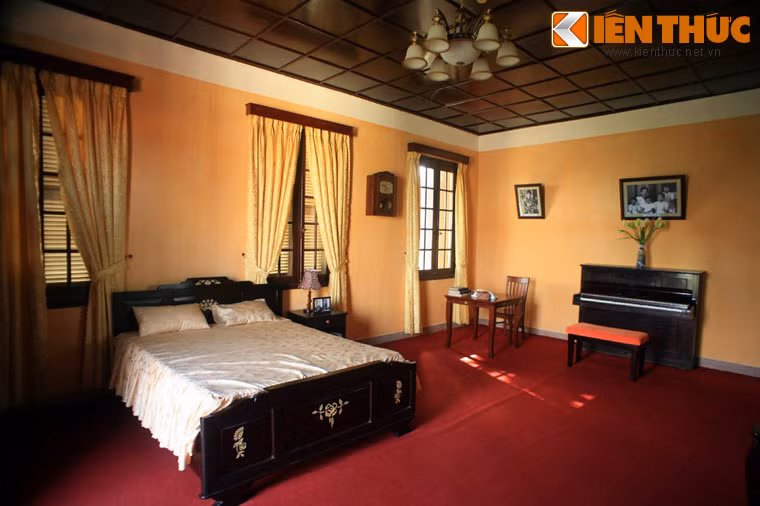 Trải qua thăng trầm lịch sử, tòa dinh thự đã được sử dụng vào nhiều mục đích khác nhau, song vẫn giữ nguyên được dáng vẻ ban đầu với nhiều hiện vật gốc. Trong ảnh là phòng riêng của Nam Phương Hoàng Hậu với giường ngủ và chiếc đàn piano bà từng sử dụng.