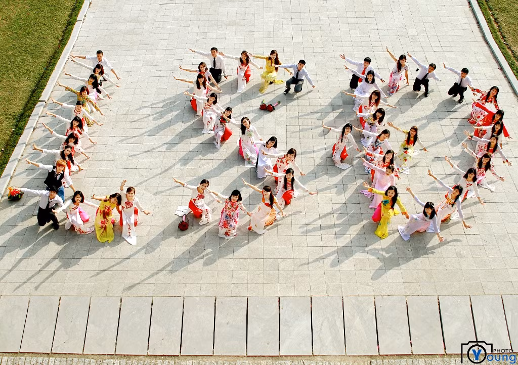 Các nhóm sinh viên đặc biệt yêu thích kiểu chụp ảnh từ góc cao, các bạn trẻ đứng xếp hàng để tạo nên những hình khối độc đáo.