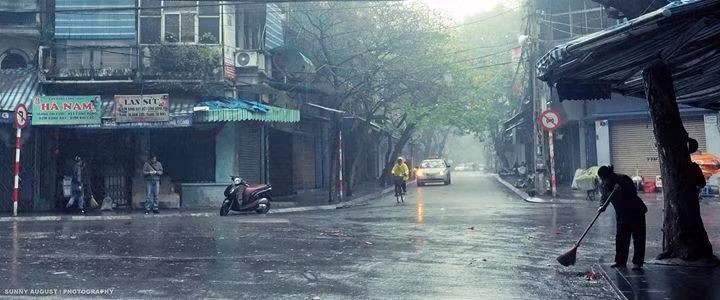 Ngã tư đường mờ ảo trong sương trắng và mưa phùn, gợi vô vàn cảm xúc về một Hà Nội thân quen. Ảnh: Sunny August