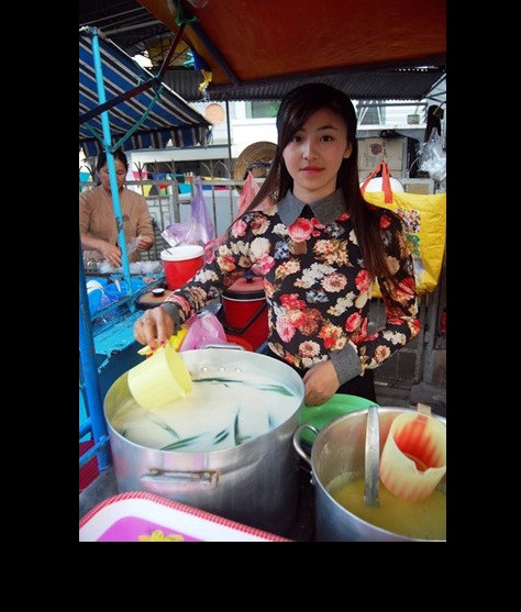 Bà Anh nói: "Mọi khi bán vẫn bình thường, nhưng vài ngày nay rất đông khách”. Ngoài những khách quen là học sinh và người dân quanh khu vực Trường THCS &amp; THPT Tây Sơn thì lượng khách “dôi” ra ấy có lẽ chính là các cư dân mạng đã nhiệt tình chia sẻ hình ảnh của cô và những người tò mò về cô ngoài đời thực mà tìm đến. Dù được nhiều người biết đến hơn nhưng Chi vẫn bán hàng thân thiện như bình thường chứ không hề "chảnh" hơn chút nào.