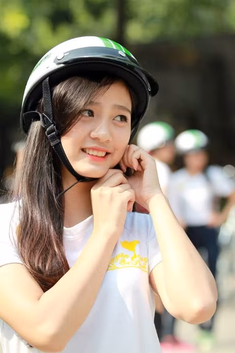 Gây ấn tượng ngay từ đầu cuộc thi, Phạm Thị Thu Hoài trở thành 1 thí sinh rất nổi bật trong top 16 người đẹp có mặt trong đêm chung kết Duyên dáng Sư phạm 2013.