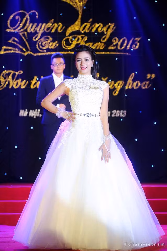 Thu Hoài rạng rỡ đêm đăng quang.