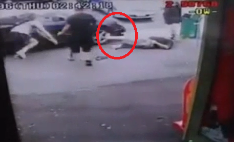 Người đàn ông sẽ bị chiếc xe ô tô cán qua người nếu như không có sự ngăn cản của nhiều người xung quanh.