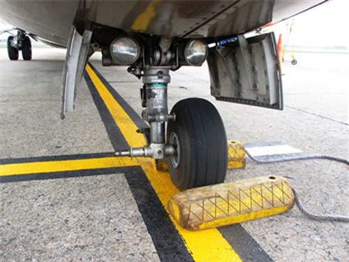 Cận cảnh trục trước chiếc ATR72 đã bị rơi mất 1 bánh sau khi hạ cánh xuống sân bay Đà Nẵng chiều 21.10. Ảnh: TPO.