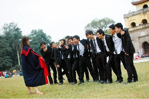 ...cũng tồn tại một số hình ảnh kỷ yếu mang tính chất nhạy cảm, làm mất đi ý nghĩa vốn có của những bức ảnh kỷ yếu.