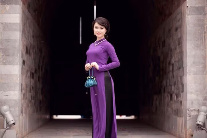 Bên cạnh hình ảnh của một nữ MC 9X năng động, Hương Giang còn đạt khá nhiều thành tích cao trong các cuộc thi sắc đẹp.