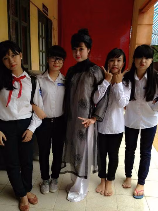 Lan Phương đảm nhiệm cùng lúc hai công việc dẫn chương trình và giáo viên, và đều coi chúng là niềm đam mê của mình.