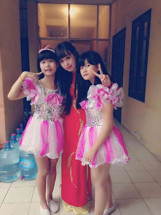 Dịp 20/11 vừa qua, hình ảnh xinh đẹp không kém các hot girl của cô giáo Lan Phương sinh năm 1987 được dân mạng chia sẻ và dành rất nhiều lời khen ngợi.