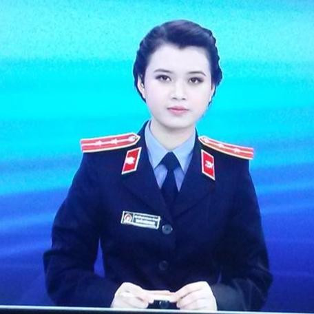 Từng là một sinh viên nổi bật của khoa Báo chí trường Cao đẳng Truyền Hình, Hà Nội, Hương Giang có thành tích học tập tốt, được nhiều thầy cô, bạn bè yêu quý.