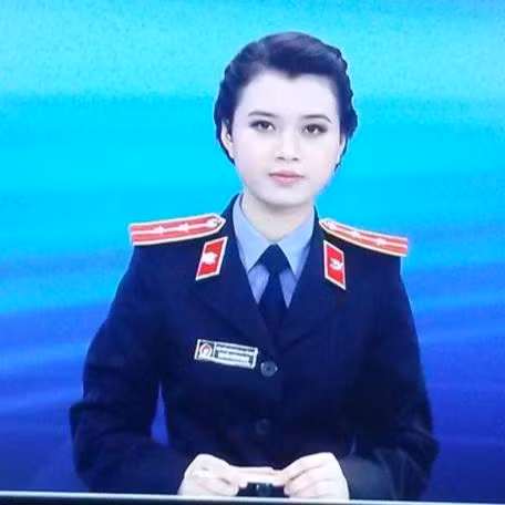 Từng là một sinh viên nổi bật của khoa Báo chí trường Cao đẳng Truyền Hình, Hà Nội, Hương Giang có thành tích học tập tốt, được nhiều thầy cô, bạn bè yêu quý.