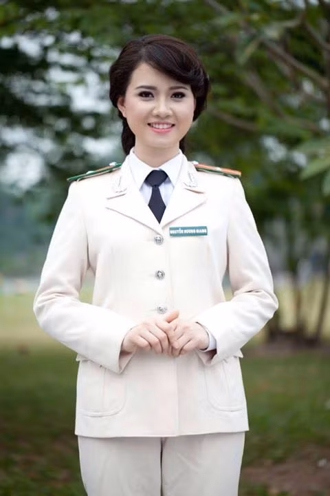 Sau khi tốt nghiệp cao đẳng,Hương Giang vào làm việc tại kênh ANTV với công việc chính là MC. Cô là gương mặt dẫn chương trình quen thuộc của bản tin An ninh ngày mới, Thời sự an ninh...