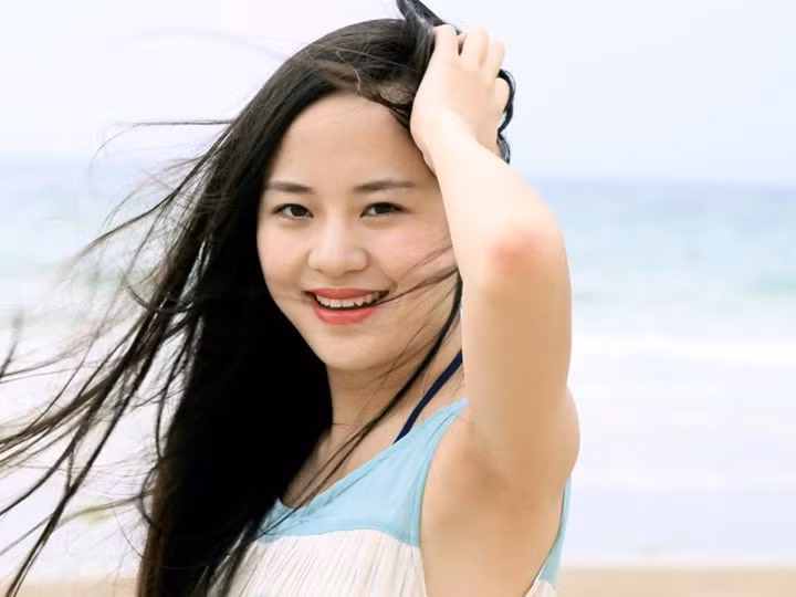 Giống như nhiều cô gái trẻ khác, Ngọc Bích cũng có sở thích chụp ảnh. Dân mạng chia sẻ và khen ngợi nhiều bức ảnh của nữ phóng viên, biên tập viên xinh đẹp. Với vẻ xinh đẹp và sức hút từ sự năng động, tính tình dễ gần, Hoàng Ngọc Bích trở thành một trong những cô gái được dân mạng quan tâm nhất thời gian gần đây.