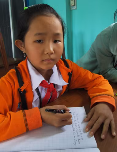 Hoc sinh tieu hoc viet chu dep nhu in mau-Hinh-2