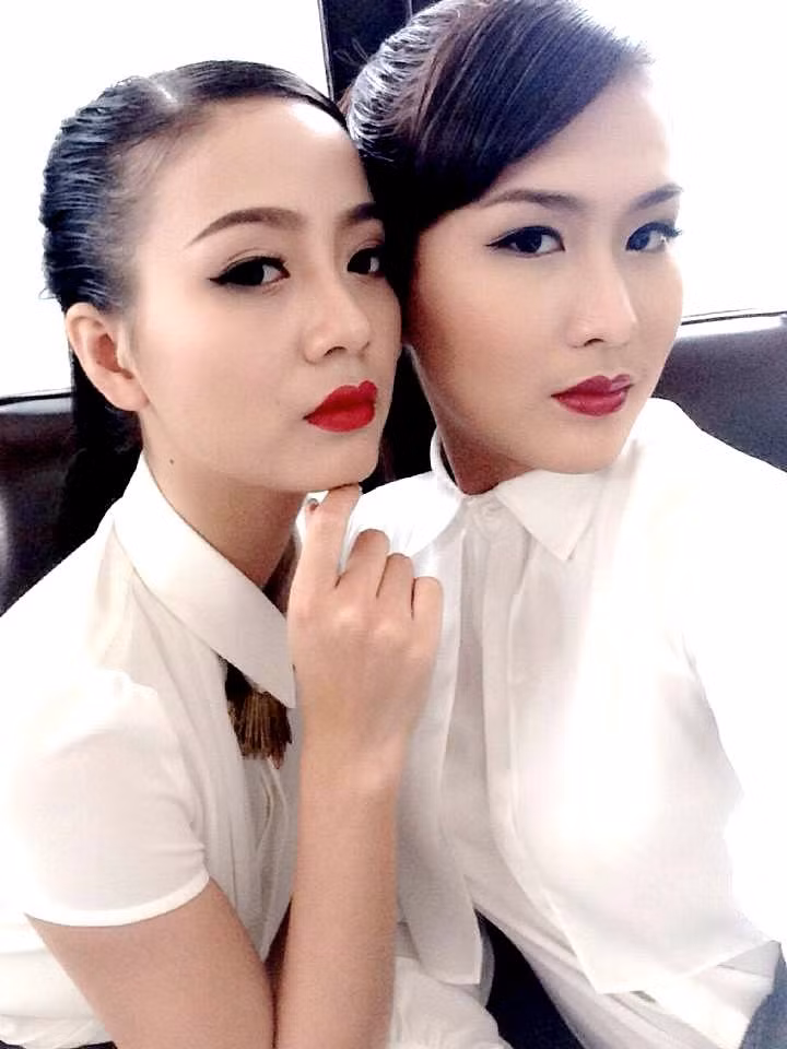 Tân Hoa khôi Duyên dáng Sư phạm (trái) chụp ảnh cùng một thí sinh khác.