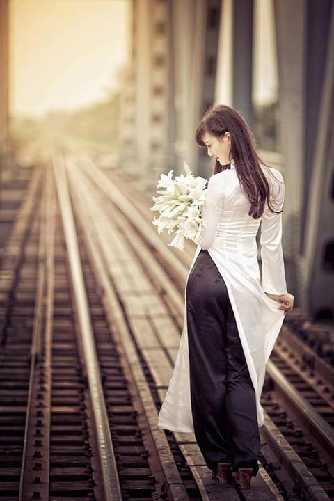 Thu Hoài rất nổi bật trong trang phục áo dài do sở hữu ngoại hình, khuôn mặt xinh xắn như một hot girl.