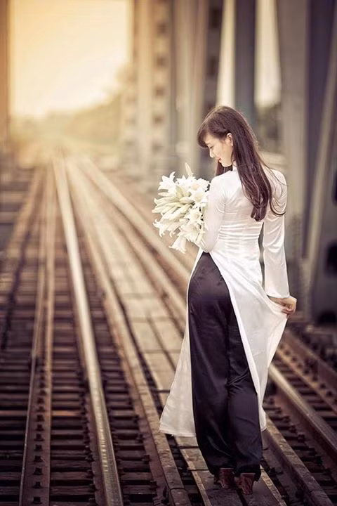 Thu Hoài rất nổi bật trong trang phục áo dài do sở hữu ngoại hình, khuôn mặt xinh xắn như một hot girl.