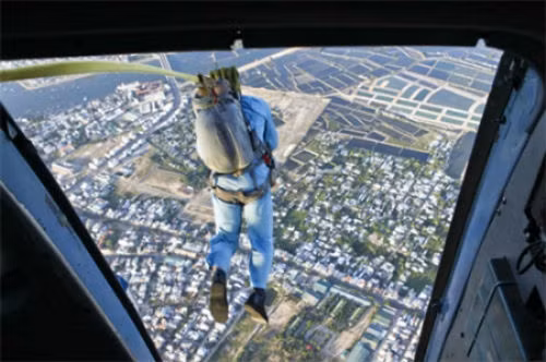 Vat dung song con cua phi cong truc thang quan su