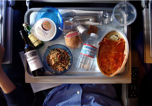 Trái với những gì hầu hết mọi người nghĩ, máy bay vẫn có lò vi sóng. Khay thức ăn của hành khách được thiết kế vừa vặn với một lò nướng đối lưu, sử dụng các cánh quạt đẩy khí để hâm nóng thực phẩm. Chỉ mất 20 phút, suất ăn lại trở nên nóng hổi như vừa chế biến và không bị quá nóng.