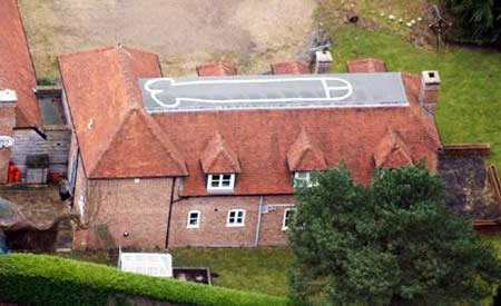 Mái nhà vẽ hình bộ phận sinh dục nam giới: Một anh chàng 18 tuổi đã bí mật vẽ hình bộ phận sinh dục nam giới dài tới hơn 18 mét trên mái nhà của cha mẹ mình - một biệt thự trị giá 1 triệu USD tại Berkshire (Anh). Nó đã ở đó trong vòng một năm trước khi cha mẹ anh ta phát hiện ra.