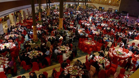 Ông Ma đã tổ chức đám cưới cho con trai với 250 bàn tiệc, kéo dài ba ngày tại một trung tâm hội nghị sang trọng.