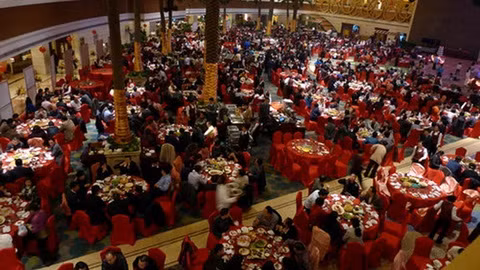 Ông Ma đã tổ chức đám cưới cho con trai với 250 bàn tiệc, kéo dài ba ngày tại một trung tâm hội nghị sang trọng.