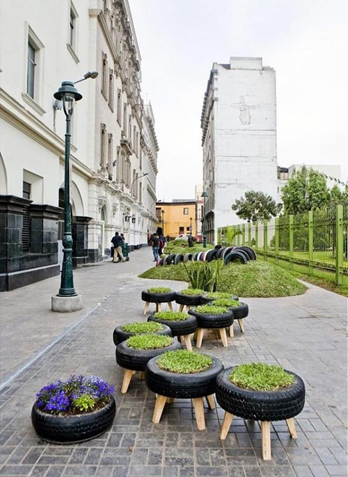 Ngoài việc trang trí nhà cửa, người ta còn có thể dùng lốp xe để trồng cây cỏ trang trí khuôn viên. 