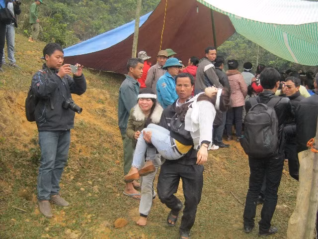 Một người thân đã khóc ngất trong tang lễ.