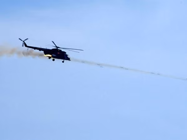 Mi-8T phóng rocket 57mm tấn công mục tiêu trong diễn tập bắn đạn thật. Ảnh: Tiền Phong