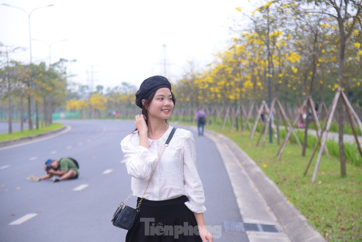 Ruc ro sac vang duong hoa phong linh tai Ha Noi-Hinh-6