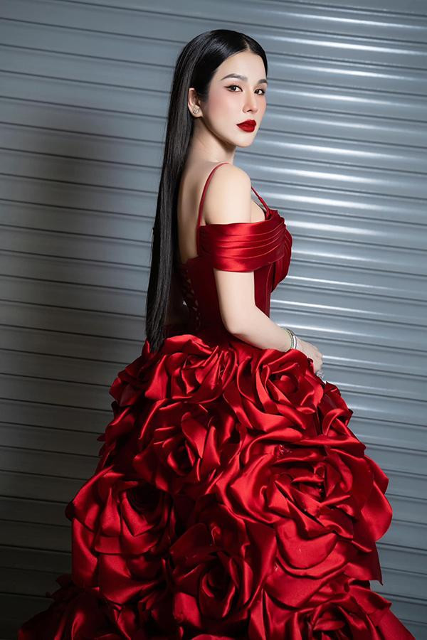 goài ra, người đẹp còn chăm chỉ đạp xe để đốt calo. Diệp Lâm Anh còn thường xuyên khoe ảnh đạp xe ngoài trời vừa tận hưởng không gian thoáng đãng vừa đốt cháy mỡ thừa hiệu quả. Đặc biệt, phương pháp đạp xe còn giúp cô có đôi chân săn chắc với cặp đùi gợi cảm.