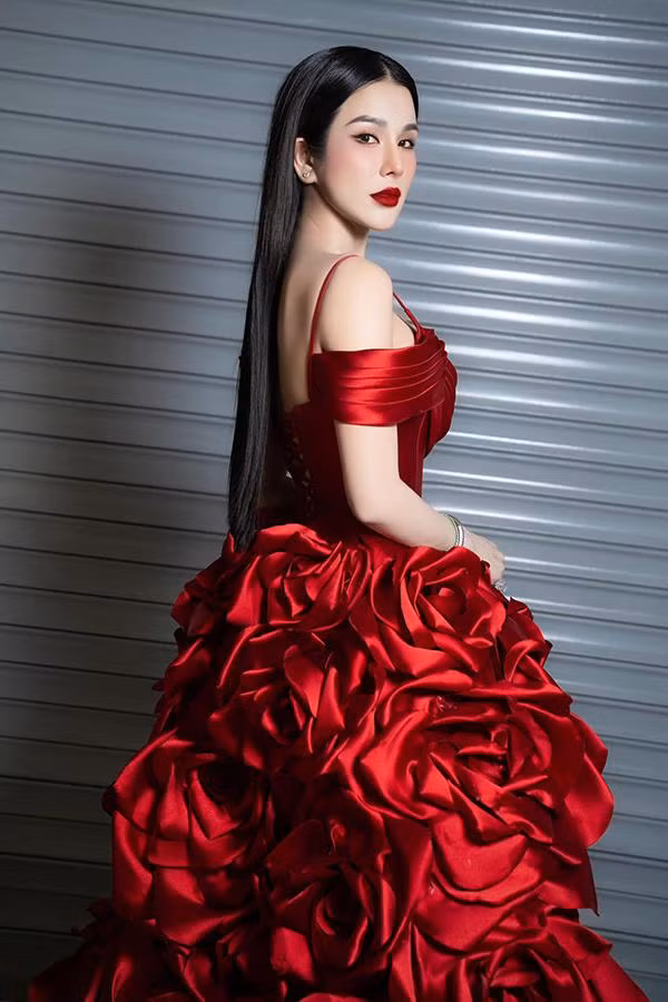 Ngoài ra, người đẹp còn chăm chỉ đạp xe để đốt calo. Diệp Lâm Anh còn thường xuyên khoe ảnh đạp xe ngoài trời vừa tận hưởng không gian thoáng đãng vừa đốt cháy mỡ thừa hiệu quả. Đặc biệt, phương pháp đạp xe còn giúp cô có đôi chân săn chắc với cặp đùi gợi cảm.