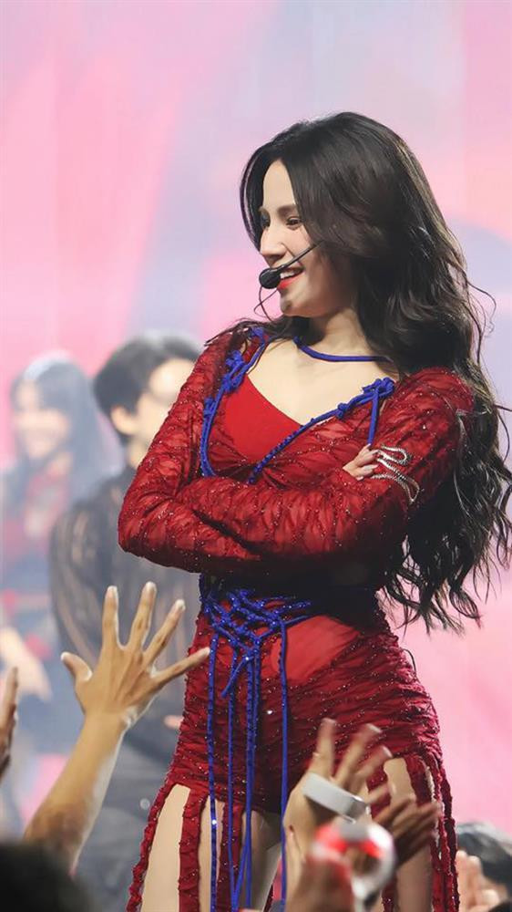 ể có sắc vóc xinh đẹp như vậy, Diệp Lâm Anh phải có bí quyết riêng cho mình. Người đẹp rất chăm chỉ tập vũ đạo để giữ gìn sắc vóc. Theo người đẹp, việc tập luyện vũ đạo cũng là cách đốt calo hiệu quả. Với việc chuyển động liên tục theo nhạc, người tập tiêu hao từ 600 - 800 calories/giờ, đây cũng được coi là một cách tập cardio đốt mỡ toàn thân.