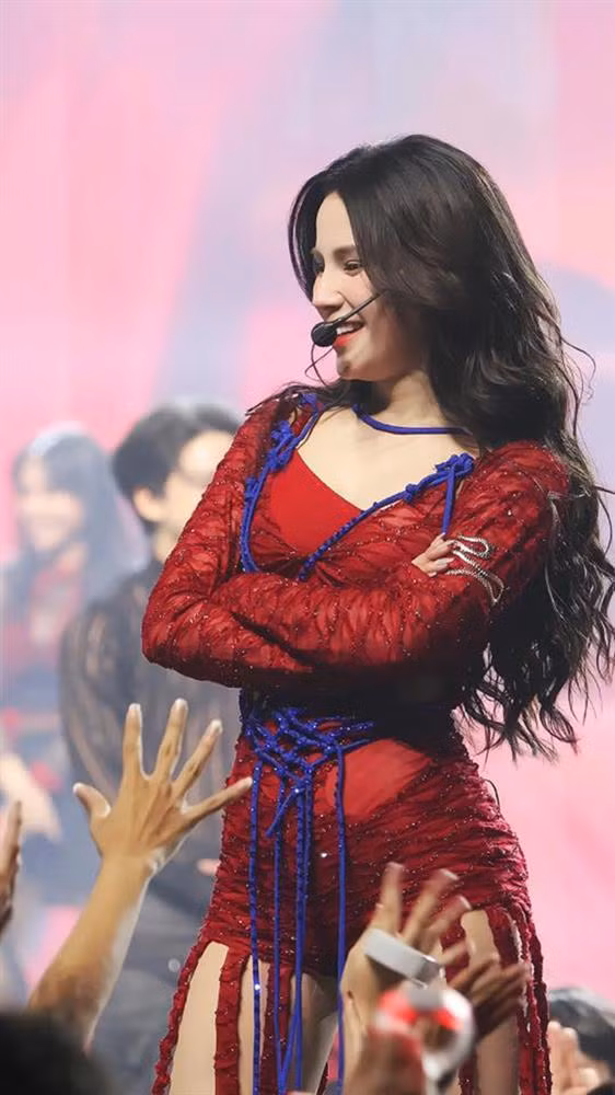 Để có sắc vóc xinh đẹp như vậy, Diệp Lâm Anh phải có bí quyết riêng cho mình. Người đẹp rất chăm chỉ tập vũ đạo để giữ gìn sắc vóc. Theo người đẹp, việc tập luyện vũ đạo cũng là cách đốt calo hiệu quả. Với việc chuyển động liên tục theo nhạc, người tập tiêu hao từ 600 - 800 calories/giờ, đây cũng được coi là một cách tập cardio đốt mỡ toàn thân.