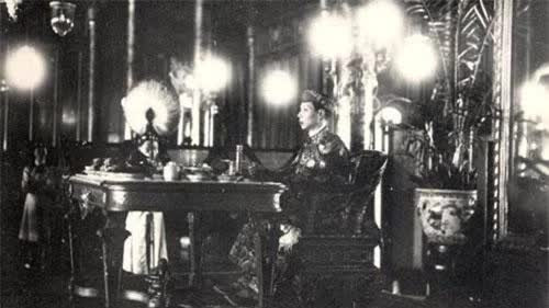 Vua chua thoi xua an uong the nao?