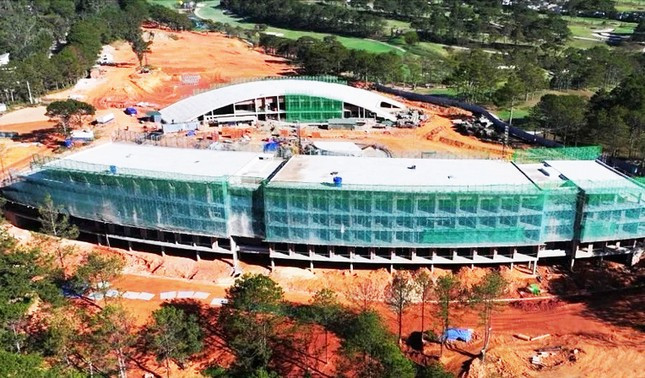 Qua han thao do toa nha cau lac bo golf khong phep o Da Lat
