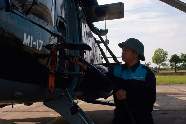 Nạp nhiên liệu cho trực thăng vận tải đa năng Mi-17.
