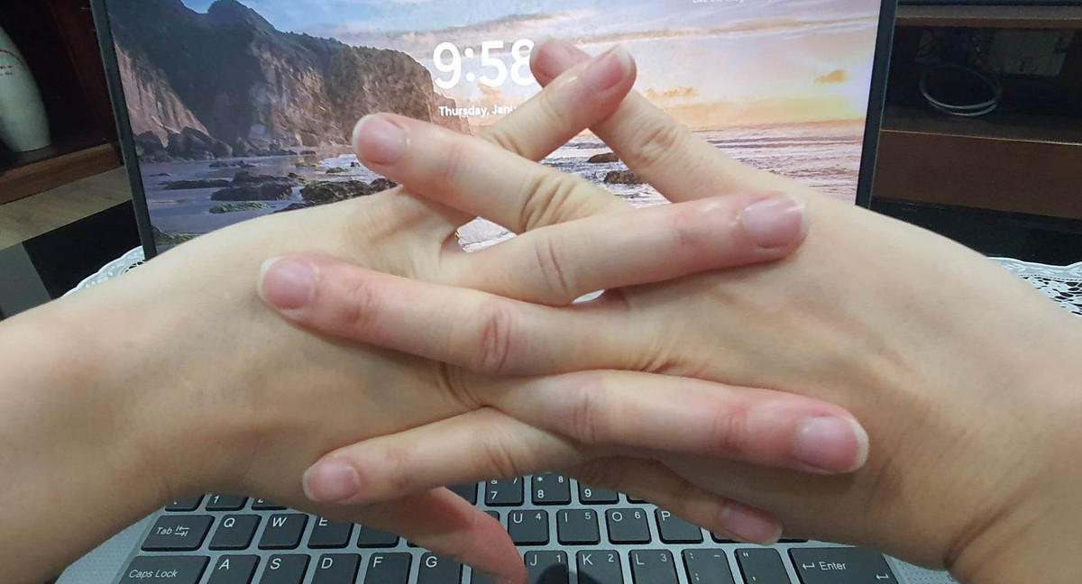 Bẻ khớp ngón tay, vặn cột sống, lắc cổ có gây thoái hóa sớm? Be khop ngon tay, van cot song, lac co co gay thoai hoa som?