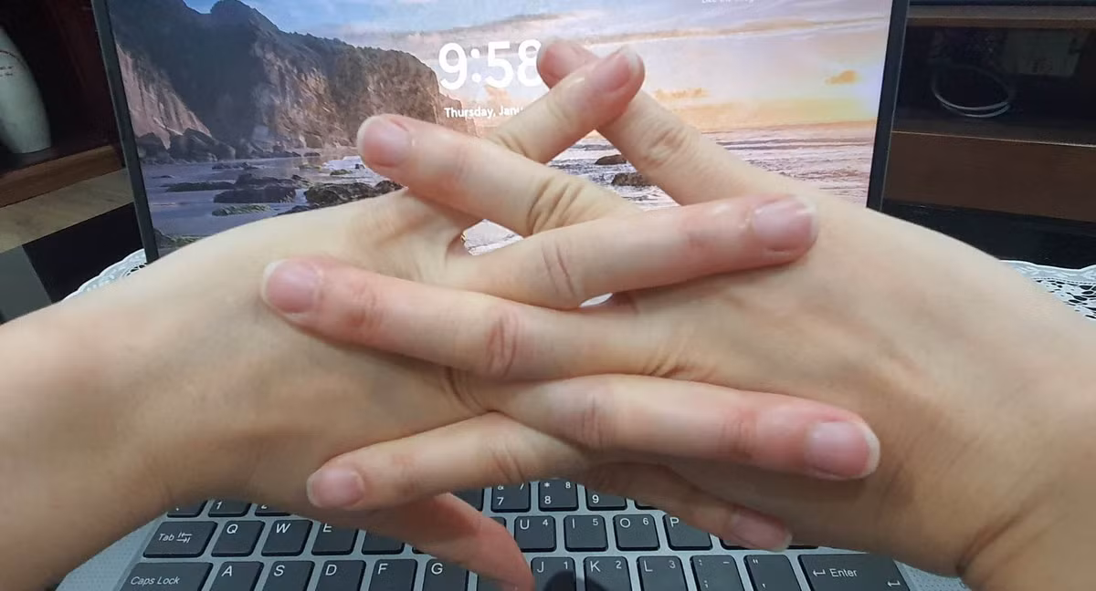 Be khop ngon tay, van cot song, lac co co gay thoai hoa som?