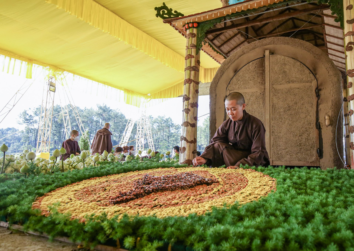 Điểm đặc biệt của công trình này là tất cả làm bằng đất sét, tre, thân cây chuối, cây cỏ và hoa, trái tự nhiên…