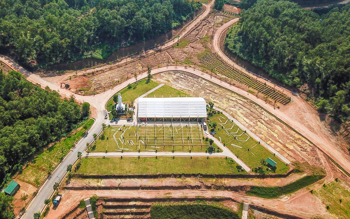 Theo chương trình tang lễ, ngày 29/1, lễ Trà tỳ (hỏa táng) nhục thân của thiền sư Thích Nhất Hạnh được tổ chức tại Công viên nghĩa trang Vĩnh Hằng, Vườn Địa Đàng (TP Huế, Thừa Thiên - Huế).