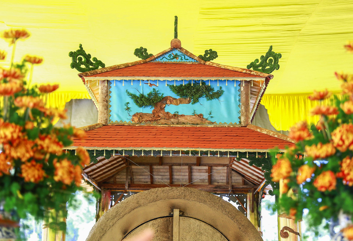 Phần mái của đài hỏa táng được các nghệ nhân tu sửa, chế tác mới rất tỉ mỉ, đảm bảo mỹ thuật theo kỹ thuật truyền thống.